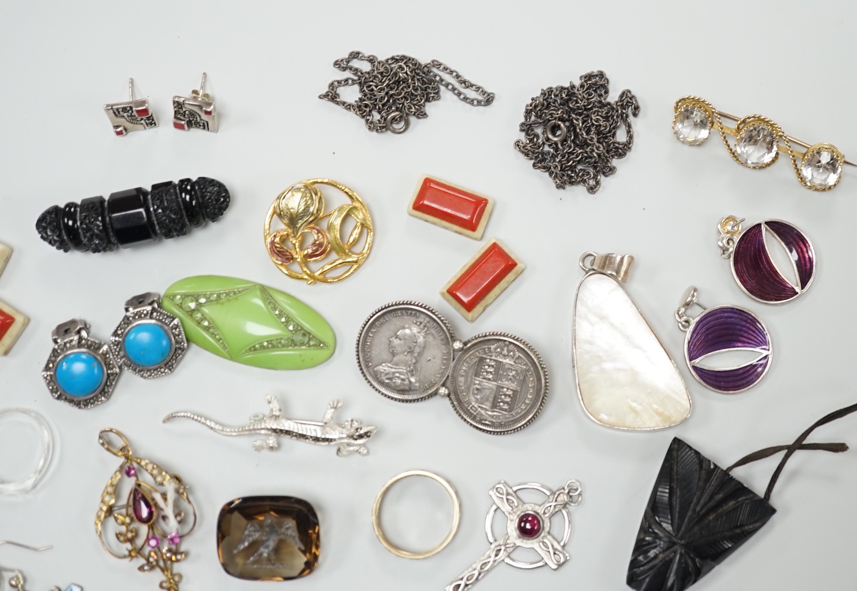 Mixed jewellery including an Edwardian yellow metal and gem set drop pendant, an unmounted intaglio citrine, eternity ring, 925 and marcasite lizard brooch, etc.